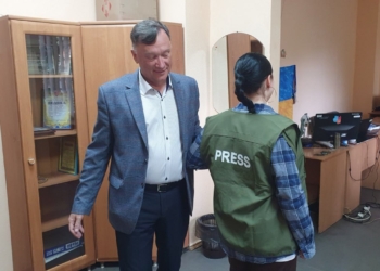 Жилети з написом «PRESS» розподілено у регіональні осередки НСЖУ: підтримка від японського благодійника