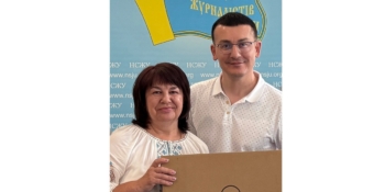 Голова НСЖУ Сергій Томіленко вручив журналістці з Куп’янщини Людмилі Скляровій оргтехніку