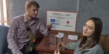 Автоматні гільзи з петриківським розписом для благодійного заходу привезли до Запорізького Центру журналістської солідарності молоді медійники