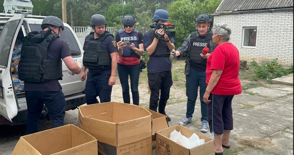 Захисне спорядження і відчуття підтримки колег водночас: журналісти їдуть у відрядження у прифронтову зону в бронежилетах, наданих Запорізьким ЦЖС 18 Захисне спорядження і відчуття підтримки колег водночас: журналісти їдуть у відрядження у прифронтову зону в бронежилетах, наданих Запорізьким ЦЖС 1