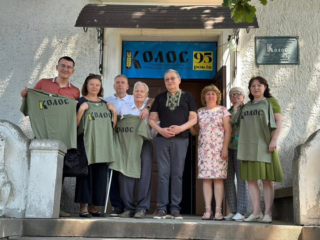 96-річний журналіст Олег Сошинський отримав посвідчення НСЖУ з рук голови Спілки 27 96-річний журналіст Олег Сошинський отримав посвідчення НСЖУ з рук голови Спілки 10