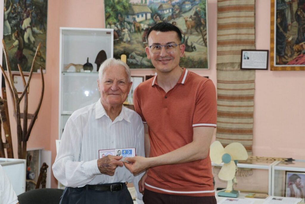 96-річний журналіст Олег Сошинський отримав посвідчення НСЖУ з рук голови Спілки