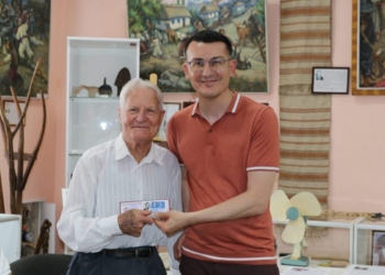 96-річний журналіст Олег Сошинський отримав посвідчення НСЖУ з рук голови Спілки