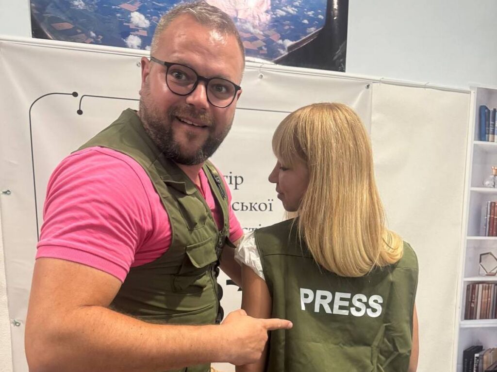 Японський благодійник передав українським журналістам захисні жилети з написом «PRESS»