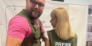 Японський благодійник передав українським журналістам захисні жилети з написом «PRESS»