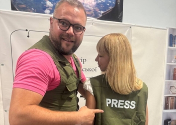Японський благодійник передав українським журналістам захисні жилети з написом «PRESS»