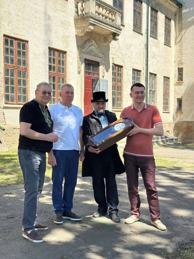 96-річний журналіст Олег Сошинський отримав посвідчення НСЖУ з рук голови Спілки 25 96-річний журналіст Олег Сошинський отримав посвідчення НСЖУ з рук голови Спілки 8