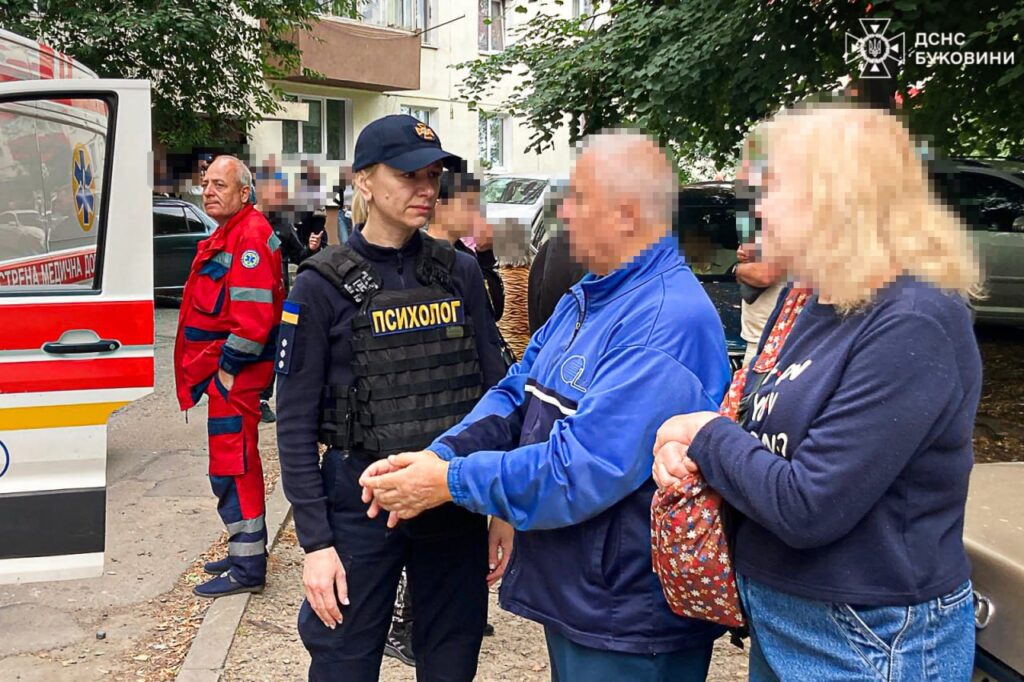 Журналісти фіксують наслідки ракетної атаки на Чернівці: російські терористи вбили трьох мирних людей, поранено майже 30 осіб