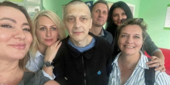 «Впізнаваними залишились тільки очі»: представники НСЖУ відвідали у госпіталі  звільненого з полону журналіста Володимира Чертушкіна 21 «Впізнаваними залишились тільки очі»: представники НСЖУ відвідали у госпіталі  звільненого з полону журналіста Володимира Чертушкіна