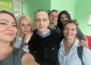 «Впізнаваними залишились тільки очі»: представники НСЖУ відвідали у госпіталі звільненого з полону журналіста Володимира Чертушкіна 17 «Впізнаваними залишились тільки очі»: представники НСЖУ відвідали у госпіталі звільненого з полону журналіста Володимира Чертушкіна