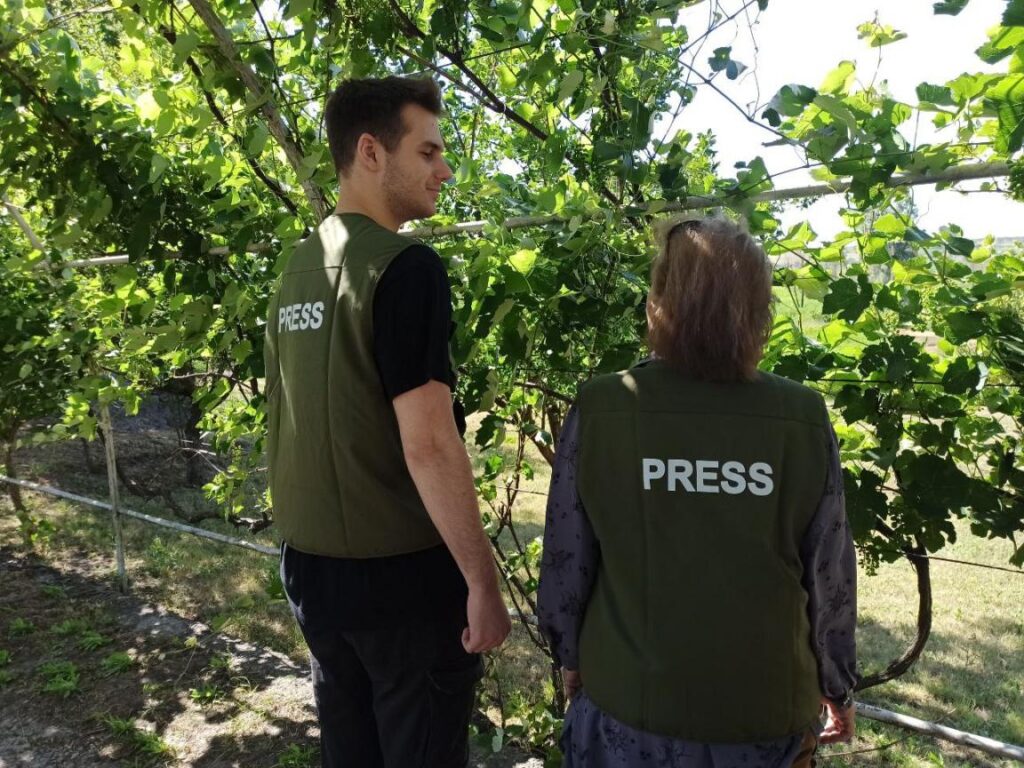 До Дніпровського центру журналістської солідарності НСЖУ надійшли жилети «PRESS» – підтримка від японського благодійника
