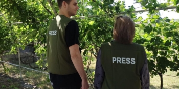 До Дніпровського центру журналістської солідарності НСЖУ надійшли жилети «PRESS» – підтримка від японського благодійника 18 До Дніпровського центру журналістської солідарності НСЖУ надійшли жилети «PRESS» – підтримка від японського благодійника