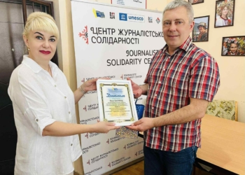 В Івано-Франківському Центрі журналістської солідарності вручили обласну премію Оксани Ровенчак журналісту-розслідувачу з Херсонщини Олегу Батуріну