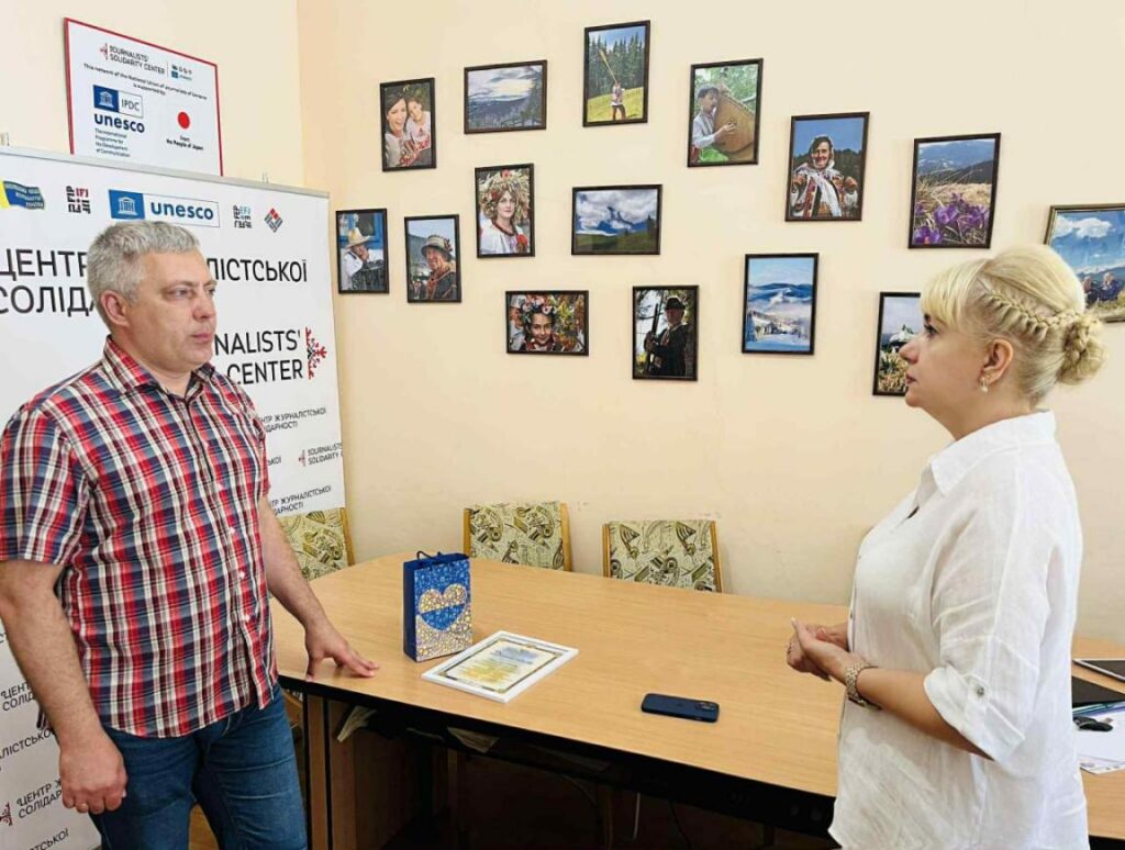 В Івано-Франківському Центрі журналістської солідарності вручили обласну премію Оксани Ровенчак журналісту-розслідувачу з Херсонщини Олегу Батуріну 18 В Івано-Франківському Центрі журналістської солідарності вручили обласну премію Оксани Ровенчак журналісту-розслідувачу з Херсонщини Олегу Батуріну 1