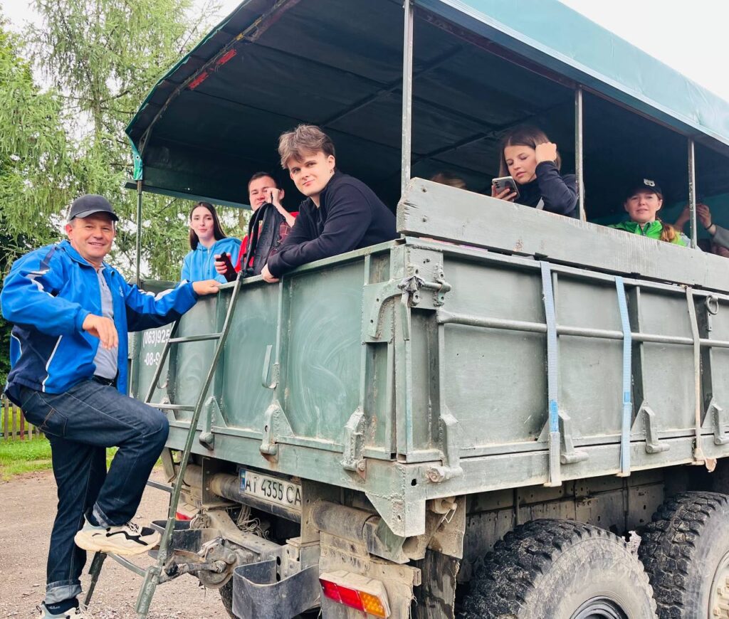 Мандрівка у спокій з приємними емоціями: Івано-Франківський Центр журналістської солідарності організував поїздку для медійників з турботою про їхнє ментальне здоров’я 21 Мандрівка у спокій з приємними емоціями: Івано-Франківський Центр журналістської солідарності організував поїздку для медійників з турботою про їхнє ментальне здоров’я 4