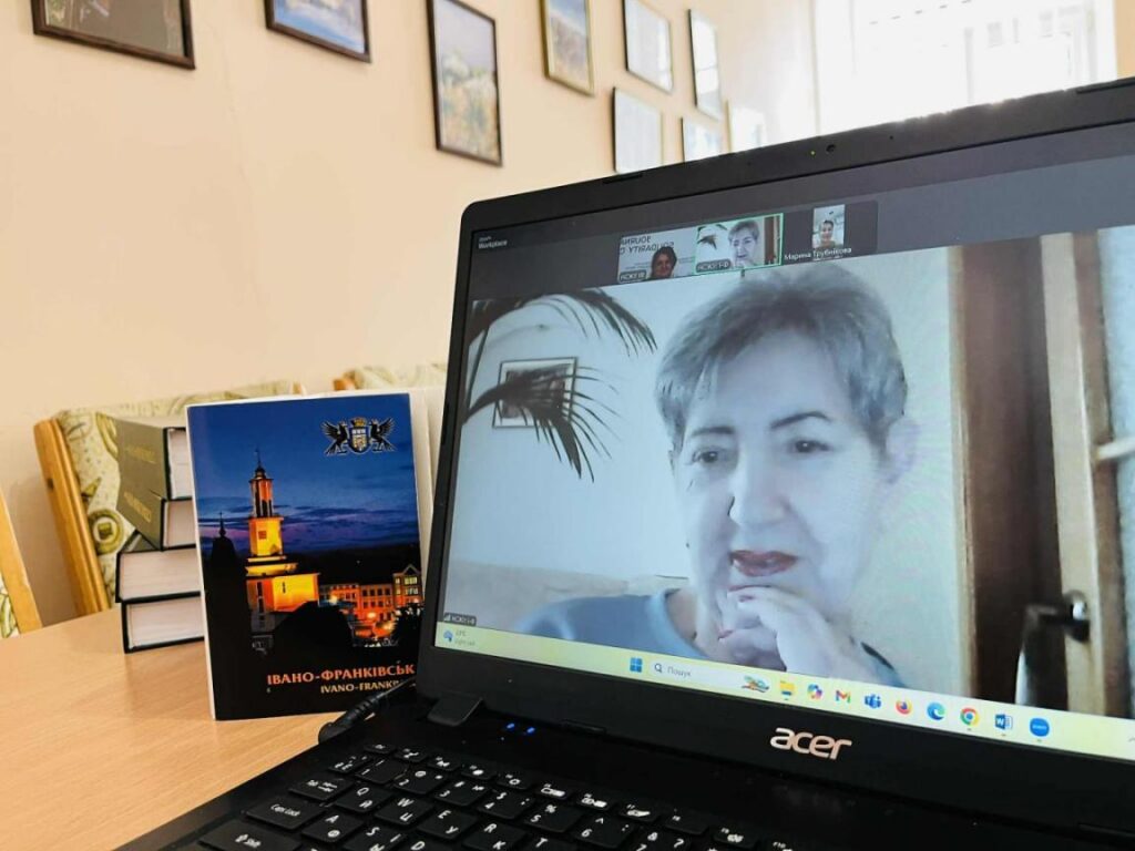 Мандрівки позитивно впливають на ментальне здоров’я журналістів: у коворкінгу Івано-Франківського Центру журналістської солідарності відбулася зустріч із журналістами-ВПО