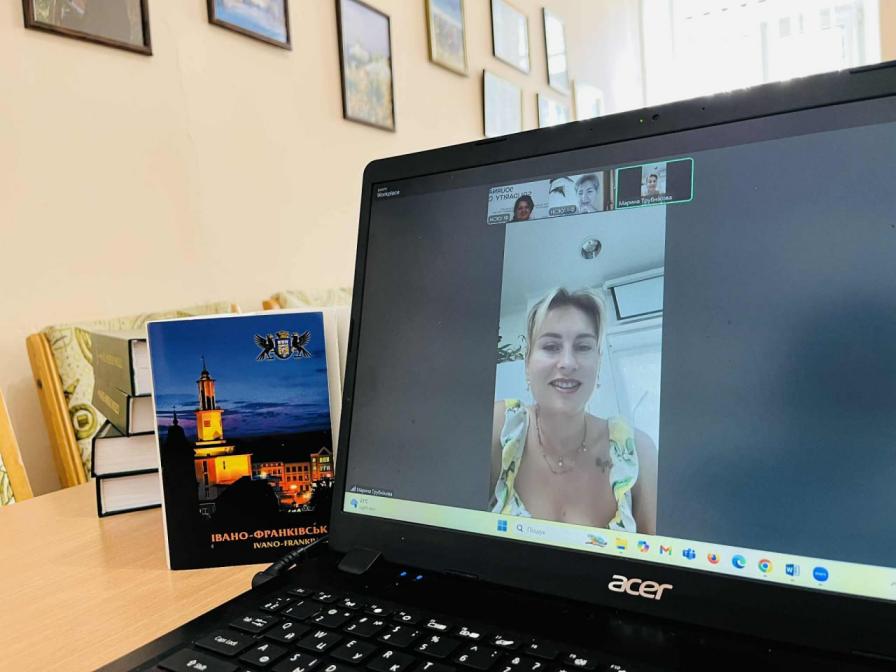 Мандрівки позитивно впливають на ментальне здоров’я журналістів: у коворкінгу Івано-Франківського Центру журналістської солідарності відбулася зустріч із журналістами-ВПО 19 Мандрівки позитивно впливають на ментальне здоров’я журналістів: у коворкінгу Івано-Франківського Центру журналістської солідарності відбулася зустріч із журналістами-ВПО 2