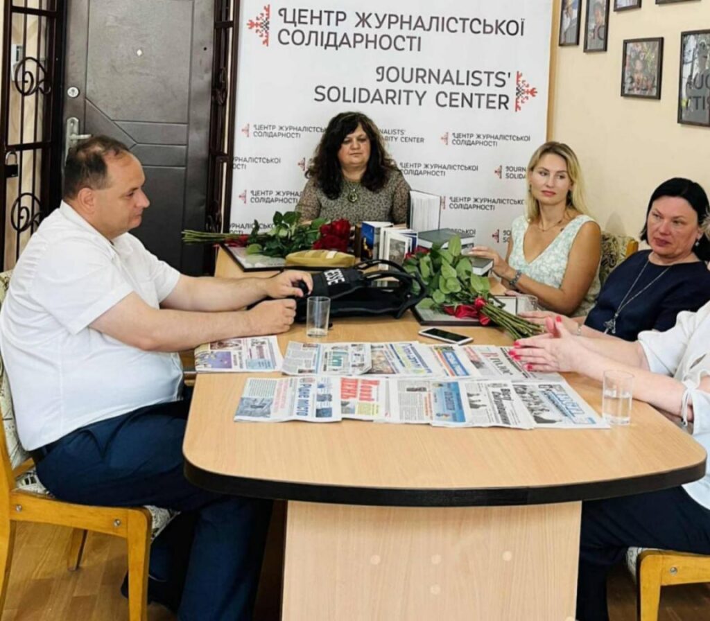 Івано-Франківськ став рідним для журналістів-переселенців: зустріч у Центрі журналістської солідарності 23 Івано-Франківськ став рідним для журналістів-переселенців: зустріч у Центрі журналістської солідарності 6