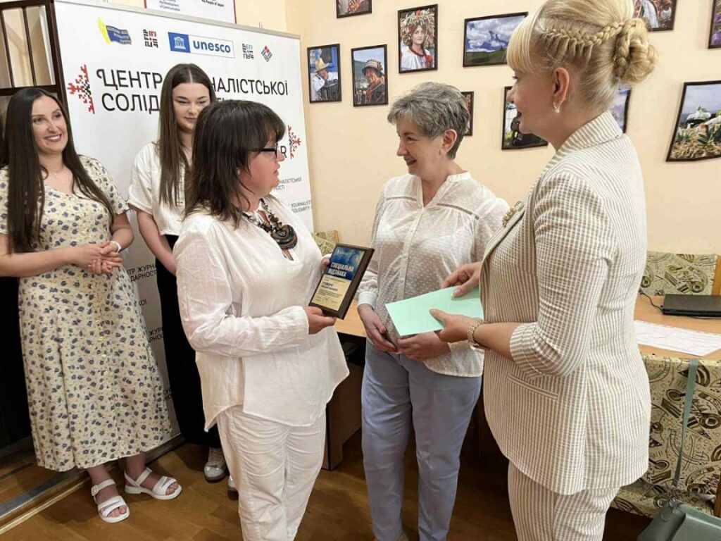 «Ця нагорода – про нашу спільну роботу»: на Івано-Франківщині вручили відзнаки медійникам 18 «Ця нагорода – про нашу спільну роботу»: на Івано-Франківщині вручили відзнаки медійникам 1