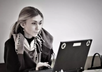 Нова експертиза показала, що у журналістки Рощиної була травма шиї та переломи кісток (доповнено)