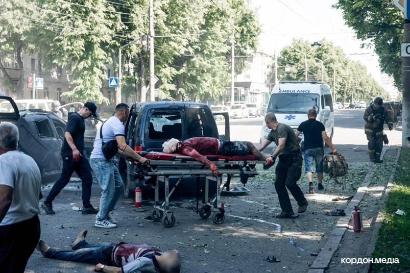 70 метрів до епіцентру. Історія воєнкора, який відклав камеру, щоб рятувати життя 20 70 метрів до епіцентру. Історія воєнкора, який відклав камеру, щоб рятувати життя 3