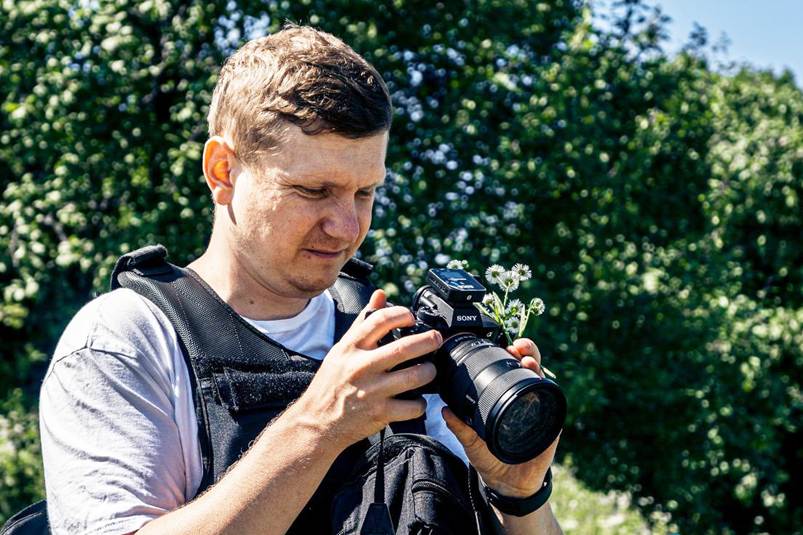 70 метрів до епіцентру. Історія воєнкора, який відклав камеру, щоб рятувати життя 19 70 метрів до епіцентру. Історія воєнкора, який відклав камеру, щоб рятувати життя 2