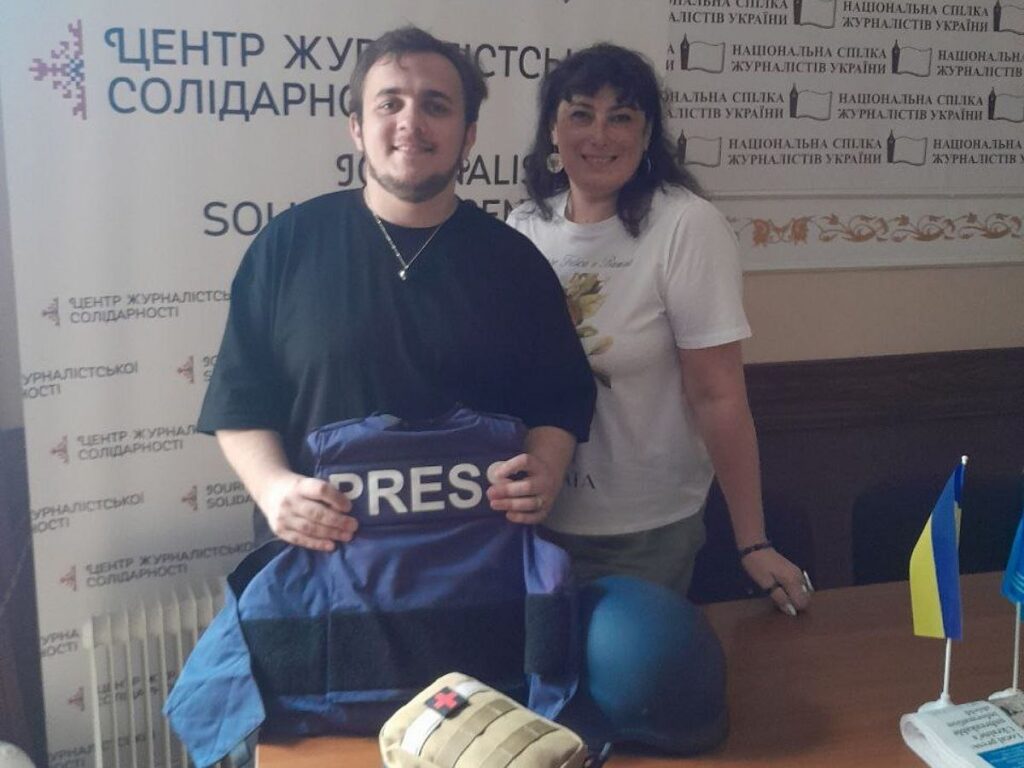 Бронежилети, шоломи, аптечки: у Львівському офісі об’єднаного Західноукраїнського ЦЖС допомагають медійникам підготуватись до відряджень на прифронтові території