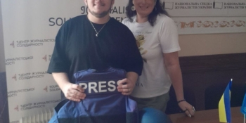 Бронежилети, шоломи, аптечки: у Львівському офісі об’єднаного Західноукраїнського ЦЖС допомагають медійникам підготуватись до відряджень на прифронтові території 20 Бронежилети, шоломи, аптечки: у Львівському офісі об’єднаного Західноукраїнського ЦЖС допомагають медійникам підготуватись до відряджень на прифронтові території