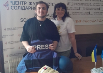 Бронежилети, шоломи, аптечки: у Львівському офісі об’єднаного Західноукраїнського ЦЖС допомагають медійникам підготуватись до відряджень на прифронтові території