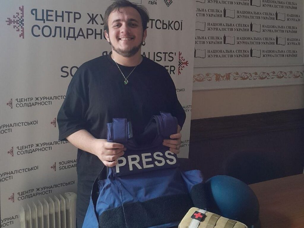Бронежилети, шоломи, аптечки: у Львівському офісі об’єднаного Західноукраїнського ЦЖС допомагають медійникам підготуватись до відряджень на прифронтові території 18 Бронежилети, шоломи, аптечки: у Львівському офісі об’єднаного Західноукраїнського ЦЖС допомагають медійникам підготуватись до відряджень на прифронтові території 1