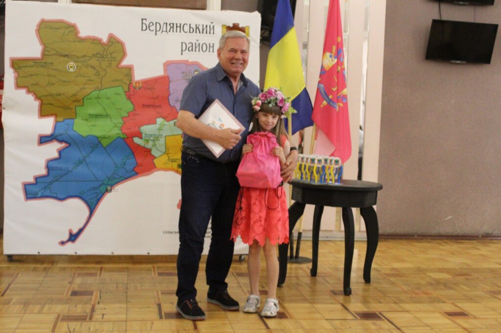 З мрією про повернення додому: малюнок однієї з переможниць конкурсу «Я зродини журналістів» прикрасить ветеранський куточок у Інформаційно-ресурсному центрі Бердянського району