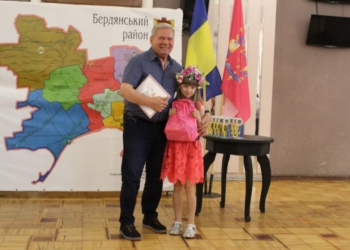 З мрією про повернення додому: малюнок однієї з переможниць конкурсу «Я зродини журналістів» прикрасить ветеранський куточок у Інформаційно-ресурсному центрі Бердянського району
