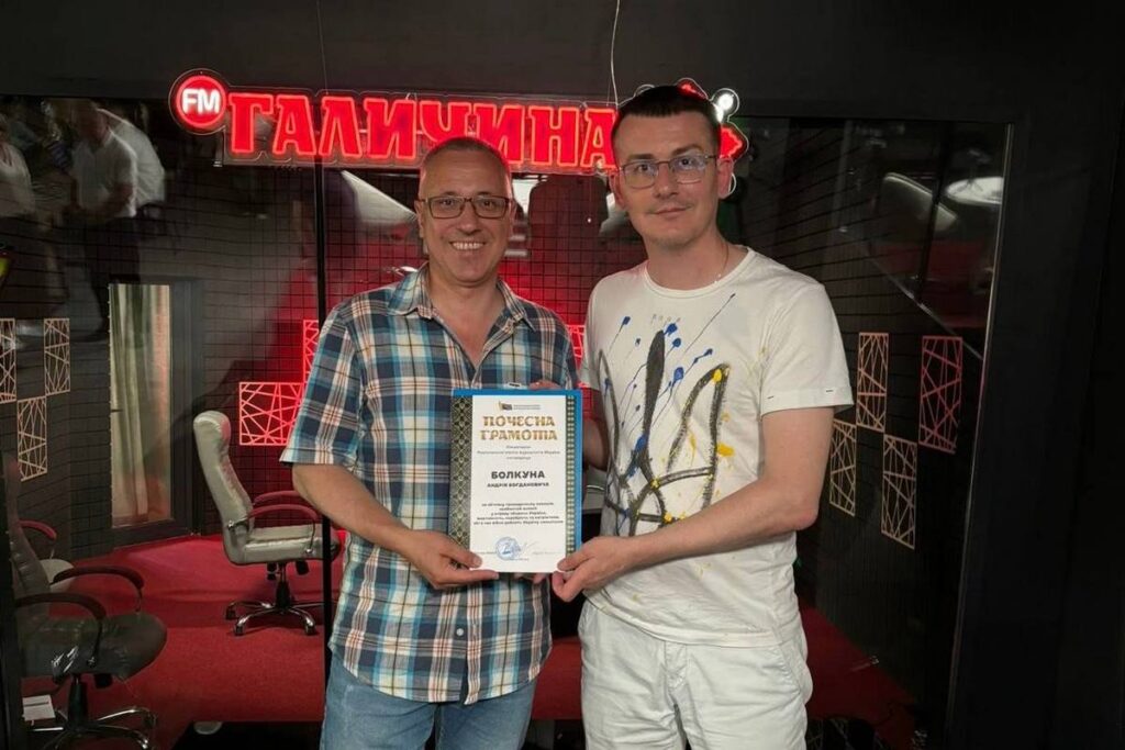 Журналіст і воїн Андрій Болкун отримав спеціальну Почесну грамоту з рук голови НСЖУ Сергія Томіленка