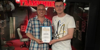 Журналіст і воїн Андрій Болкун отримав спеціальну Почесну грамоту з рук голови НСЖУ Сергія Томіленка