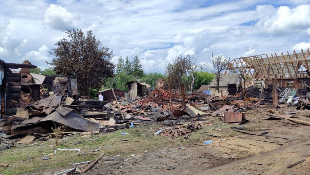 Російським ударом пошкоджено квартиру шосткинської журналістки Вікторії Горшкової 21 Російським ударом пошкоджено квартиру шосткинської журналістки Вікторії Горшкової 4