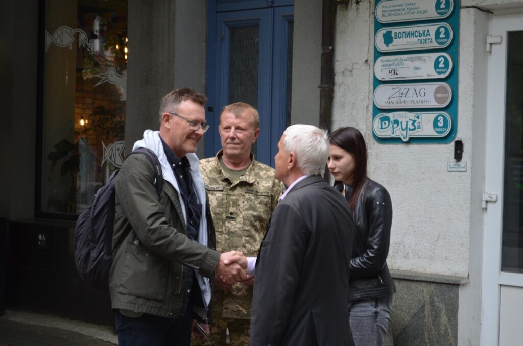 Головний редактор пішов на військову службу, коли російни почали повномасштабне вторгнення. Його донька взяла на себе відповідальність за газету 18 Головний редактор пішов на військову службу, коли російни почали повномасштабне вторгнення. Його донька взяла на себе відповідальність за газету 1