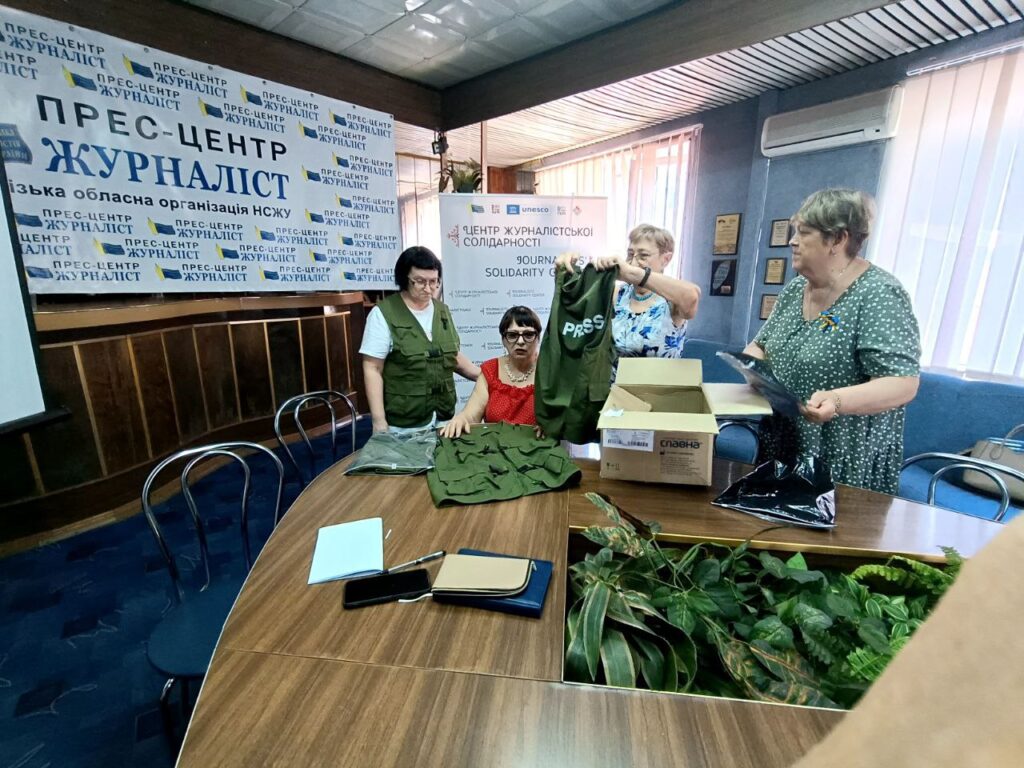 Запорізькі журналісти одержали жилети з написом «PRESS» від японського благодійника Джунічі Коваки