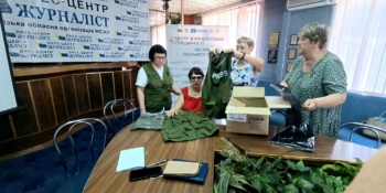 Запорізькі журналісти одержали жилети з написом «PRESS» від японського благодійника Джунічі Коваки