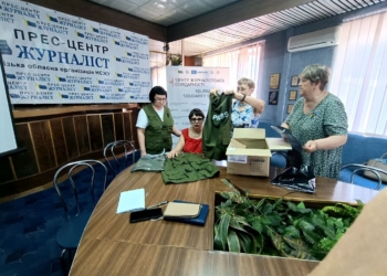 Запорізькі журналісти одержали жилети з написом «PRESS» від японського благодійника Джунічі Коваки
