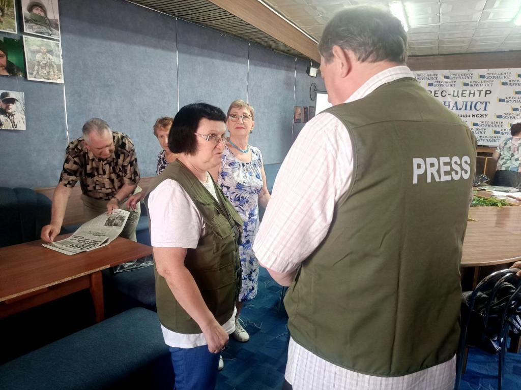 Запорізькі журналісти одержали жилети з написом «PRESS» від японського благодійника Джунічі Коваки 18 Запорізькі журналісти одержали жилети з написом «PRESS» від японського благодійника Джунічі Коваки 1