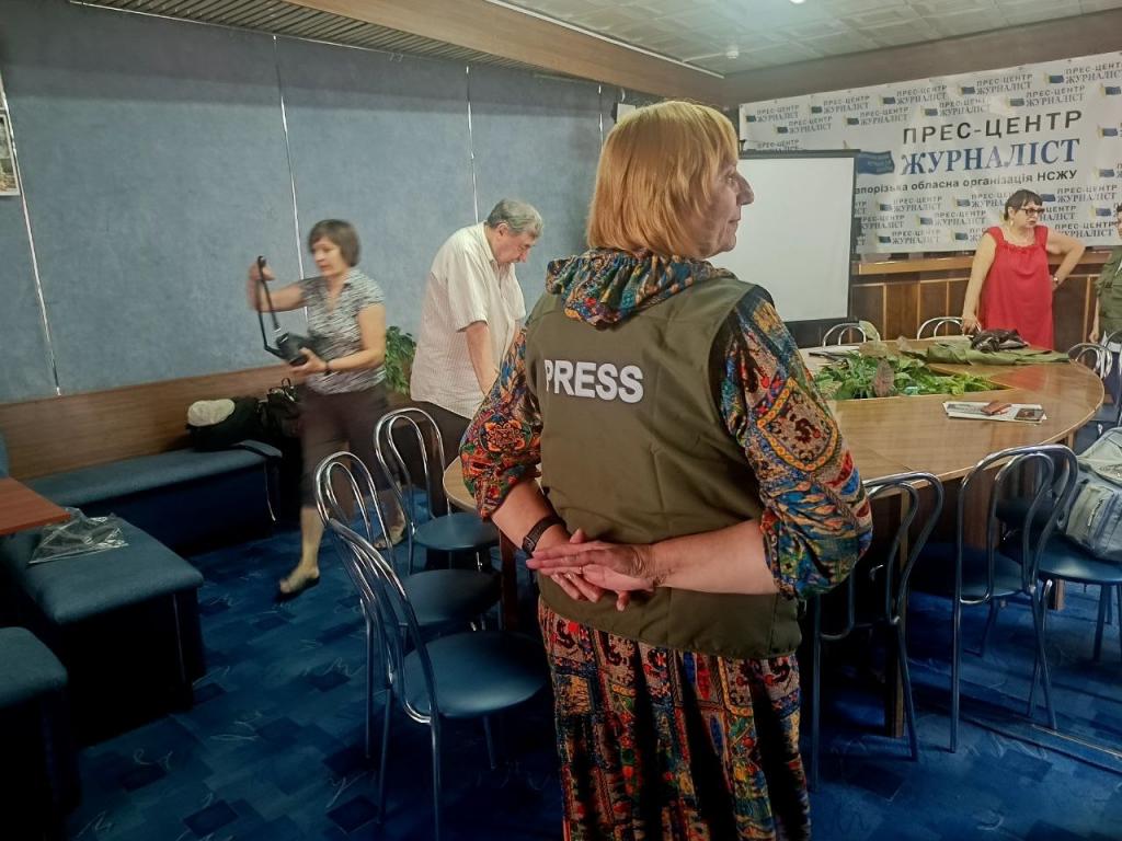 Запорізькі журналісти одержали жилети з написом «PRESS» від японського благодійника Джунічі Коваки 19 Запорізькі журналісти одержали жилети з написом «PRESS» від японського благодійника Джунічі Коваки 2