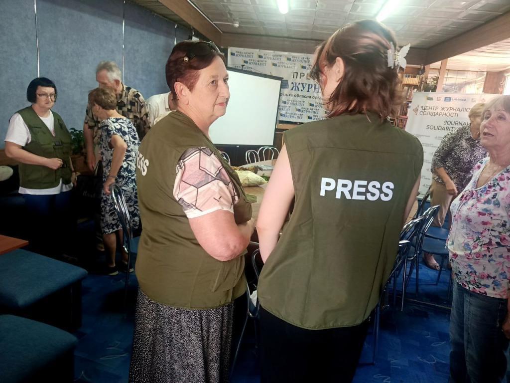 Запорізькі журналісти одержали жилети з написом «PRESS» від японського благодійника Джунічі Коваки 20 Запорізькі журналісти одержали жилети з написом «PRESS» від японського благодійника Джунічі Коваки 3