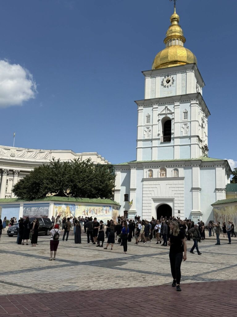 У Києві попрощалися з журналісткою Вікторію Рощиною, яка загинула в російському полоні 20 У Києві попрощалися з журналісткою Вікторію Рощиною, яка загинула в російському полоні 3
