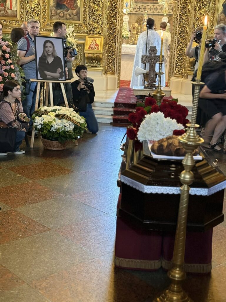 У Києві попрощалися з журналісткою Вікторію Рощиною, яка загинула в російському полоні 19 У Києві попрощалися з журналісткою Вікторію Рощиною, яка загинула в російському полоні 2