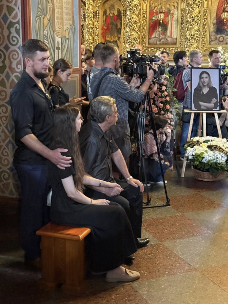 У Києві попрощалися з журналісткою Вікторію Рощиною, яка загинула в російському полоні 18 У Києві попрощалися з журналісткою Вікторію Рощиною, яка загинула в російському полоні 1