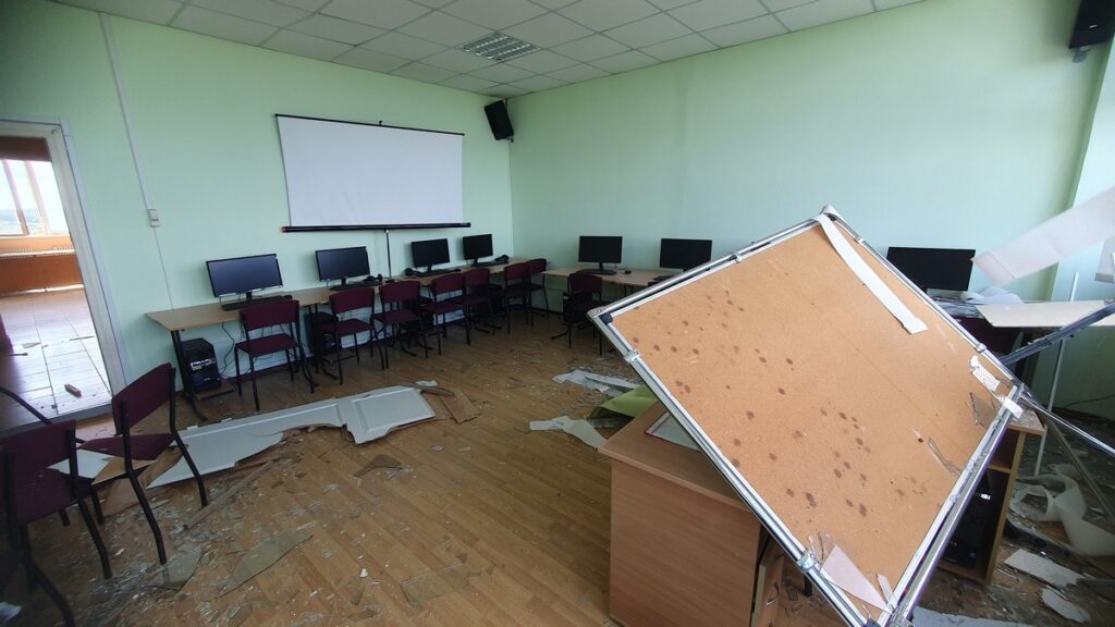 Російським ударом зруйновано приміщення кафедри журналістики Сумського університету 4