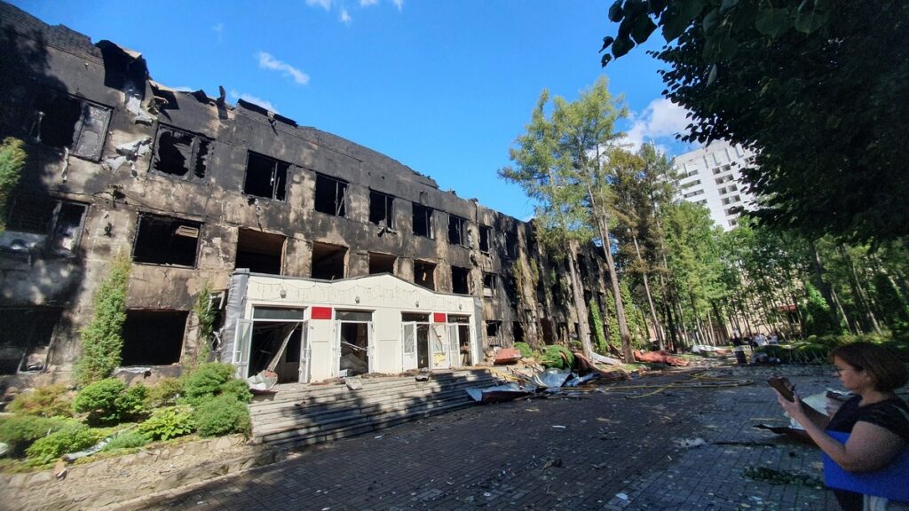 «Розбили лише оболонку. Дух живий!»: як кафедра журналістики СумДУ оговтується після російського удару 3