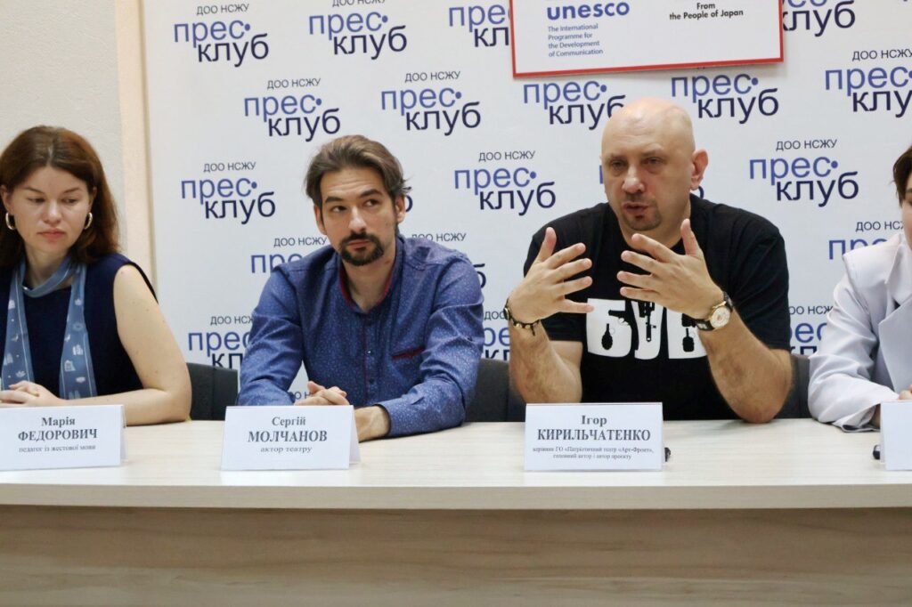 Про війну мовою мистецтва: у Дніпрі презентували виставу-катарсис «Гучна тиша війни» за спогадами бійця-письменника Бориса Гуменюка 19 Про війну мовою мистецтва: у Дніпрі презентували виставу-катарсис «Гучна тиша війни» за спогадами бійця-письменника Бориса Гуменюка 2