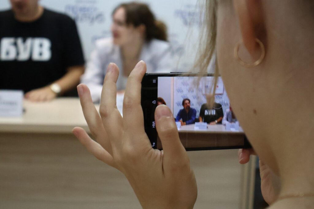 Про війну мовою мистецтва: у Дніпрі презентували виставу-катарсис «Гучна тиша війни» за спогадами бійця-письменника Бориса Гуменюка 20 Про війну мовою мистецтва: у Дніпрі презентували виставу-катарсис «Гучна тиша війни» за спогадами бійця-письменника Бориса Гуменюка 3
