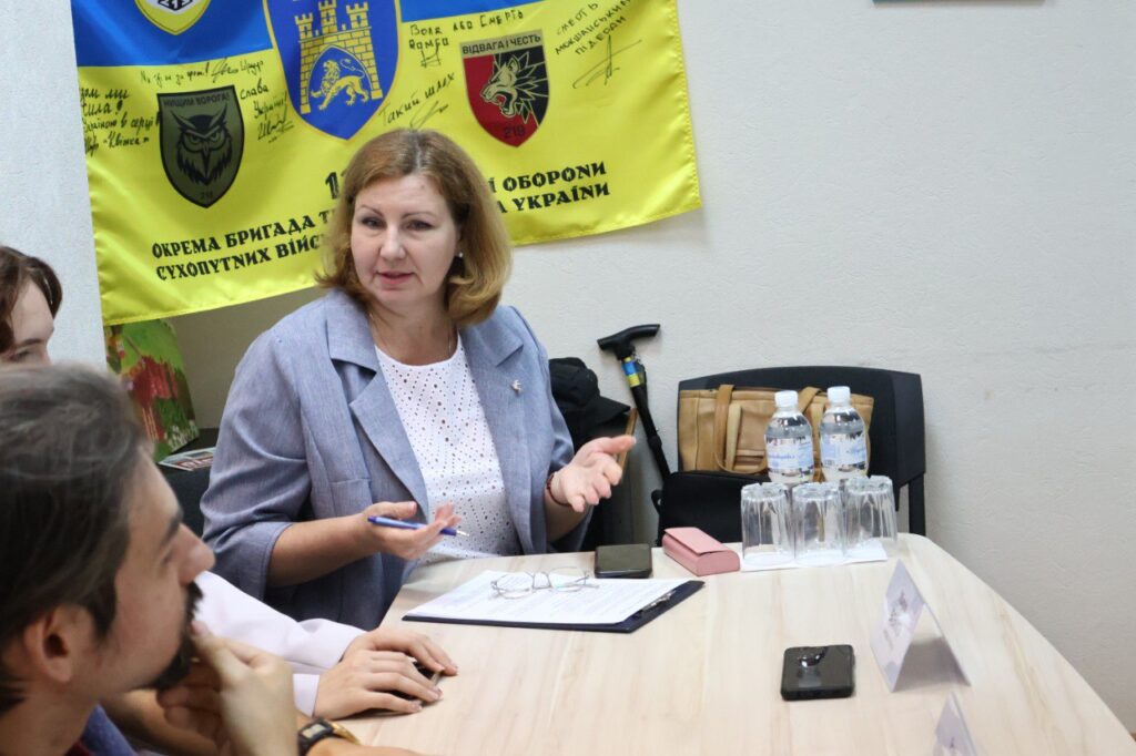 Про війну мовою мистецтва: у Дніпрі презентували виставу-катарсис «Гучна тиша війни» за спогадами бійця-письменника Бориса Гуменюка 21 Про війну мовою мистецтва: у Дніпрі презентували виставу-катарсис «Гучна тиша війни» за спогадами бійця-письменника Бориса Гуменюка 4
